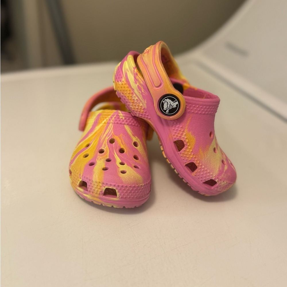 Toddler Crocs Classic Clog – Tie-Dye Pink/Yellow – Size 5 🎀